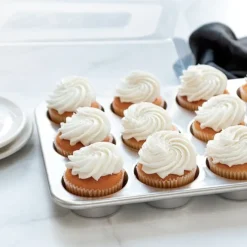 Bandeja molde de aluminio con tapa para 12 magdalenas o cupcakes Naturals - Nordic Ware