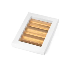 Caja para 20 bombones blanca con base dorada 22 cm