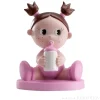 Figura niña bebé de bautizo con biberón 10 cm - Dekora