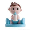Figura niño bebé de bautizo con biberón 10 cm - Dekora