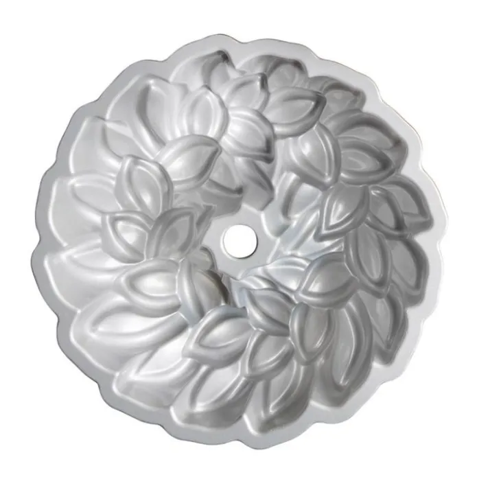 Molde Laurel Wreath Bundt Pan - Nordic Ware