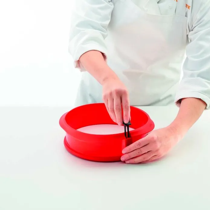 Molde redondo desmontable con pinza y plato de cerámica 23 cm - Lékué