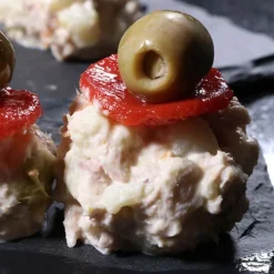 Pinzas para croquetas y albóndigas con 4 moldes verdes pistacho - La Croquetera