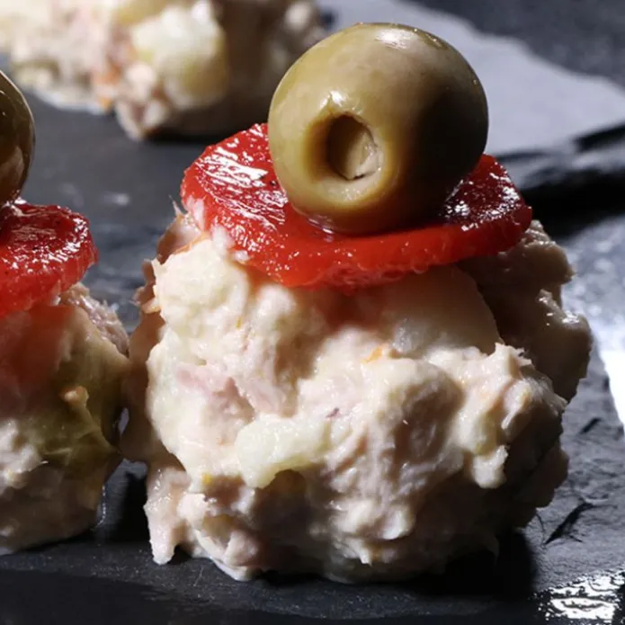 Pinzas para croquetas y albóndigas con 4 moldes verdes pistacho - La Croquetera