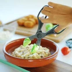 Pinzas para croquetas y albóndigas con 4 moldes amarillos - La Croquetera