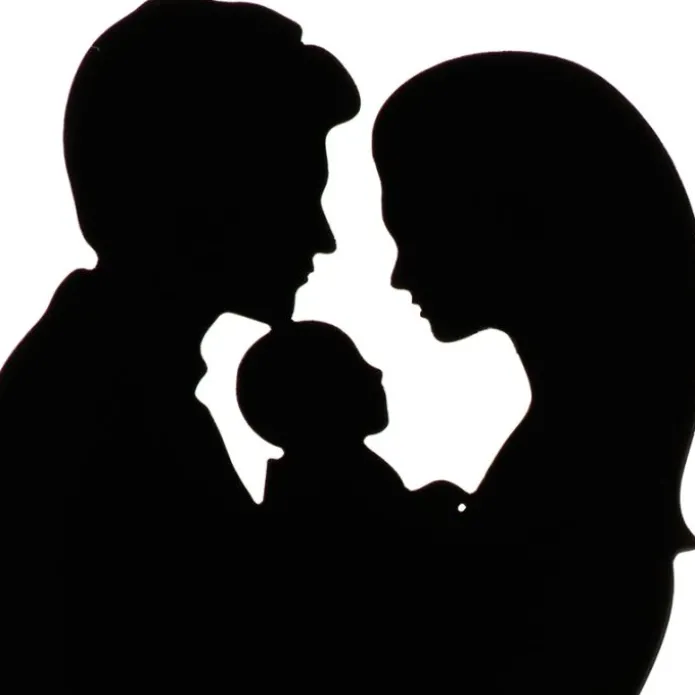 Topper silueta pareja de novios con bebé 18,5 cm - Dekora